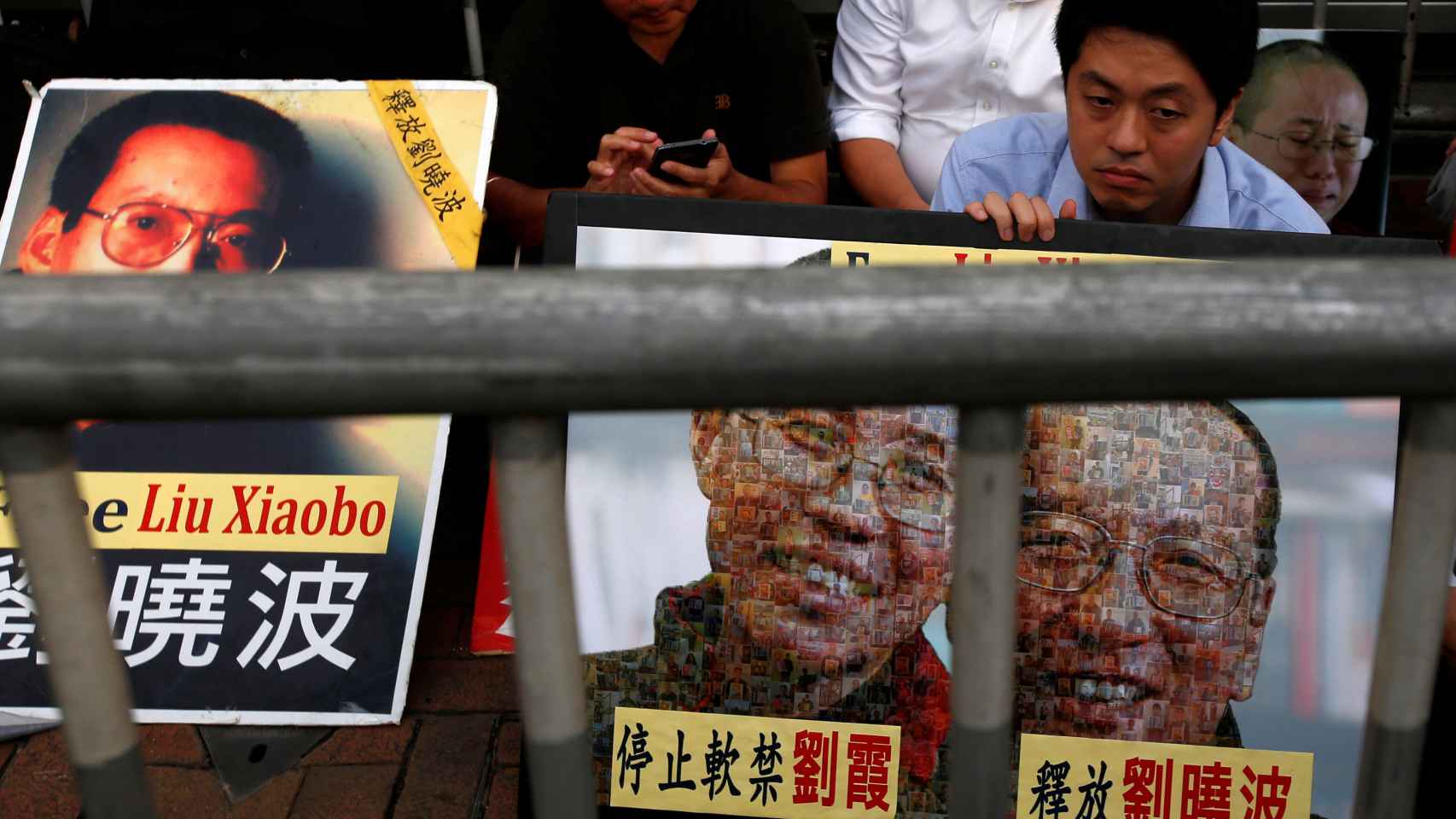 Carteles con la cara del disidente y Nobel de la Paz, Liu Xiaobo.