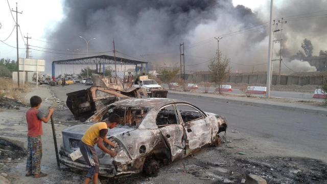 Niños juegan entre las ruinas de Mosul.