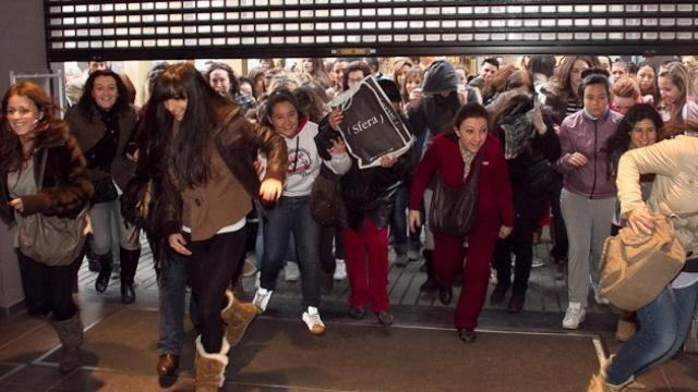 Hordas humanas entrando histéricamente en rebajas