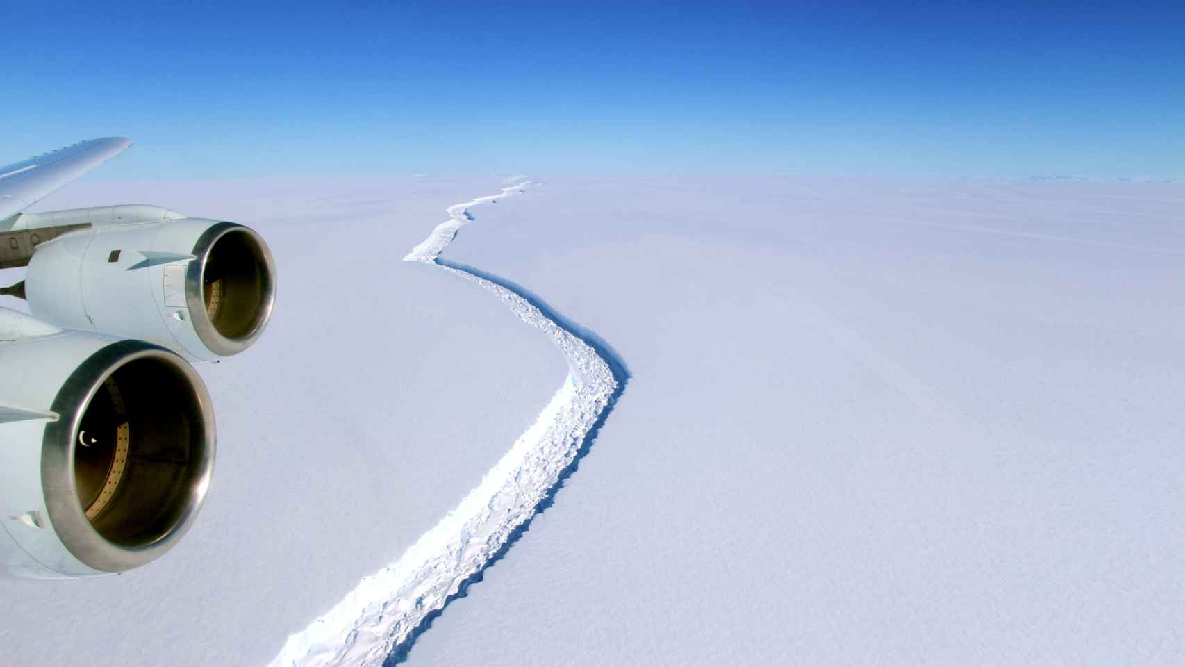 La brecha que ha desgajado el iceberg vista desde un avión.