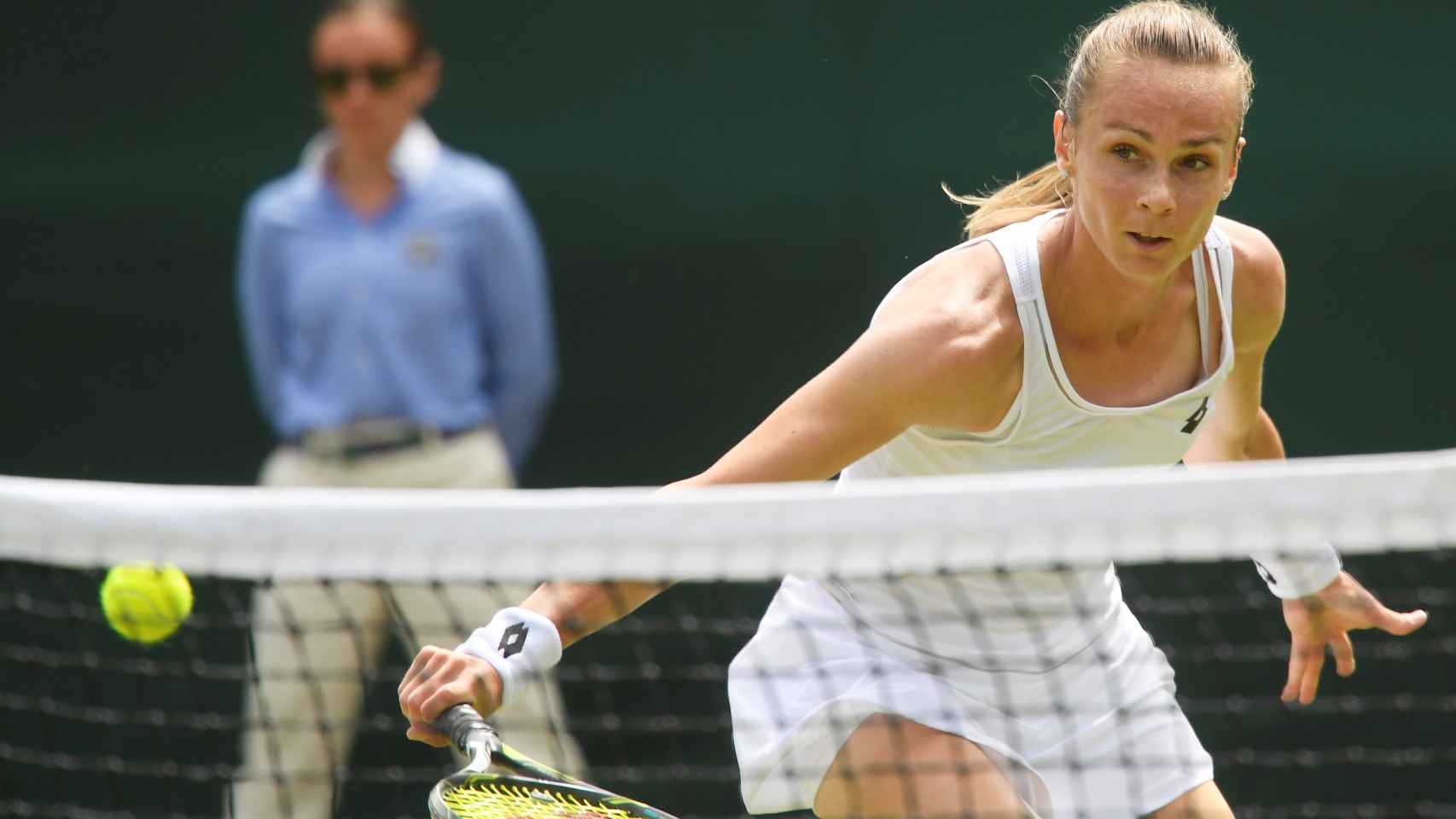 Rybarikova, voleando en su partido de tercera ronda de Wimbledon.