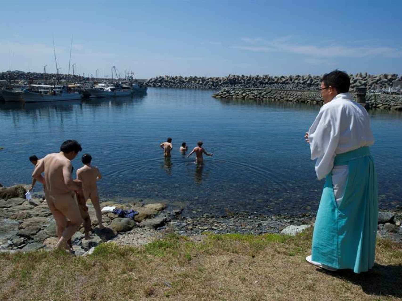 Los sacerdotes japoneses en su rito del mar.