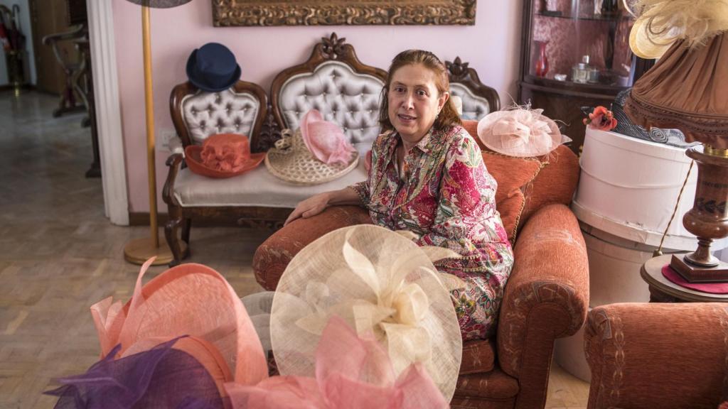 Ros Rodríguez Nieto posa junto a sus sombreros.