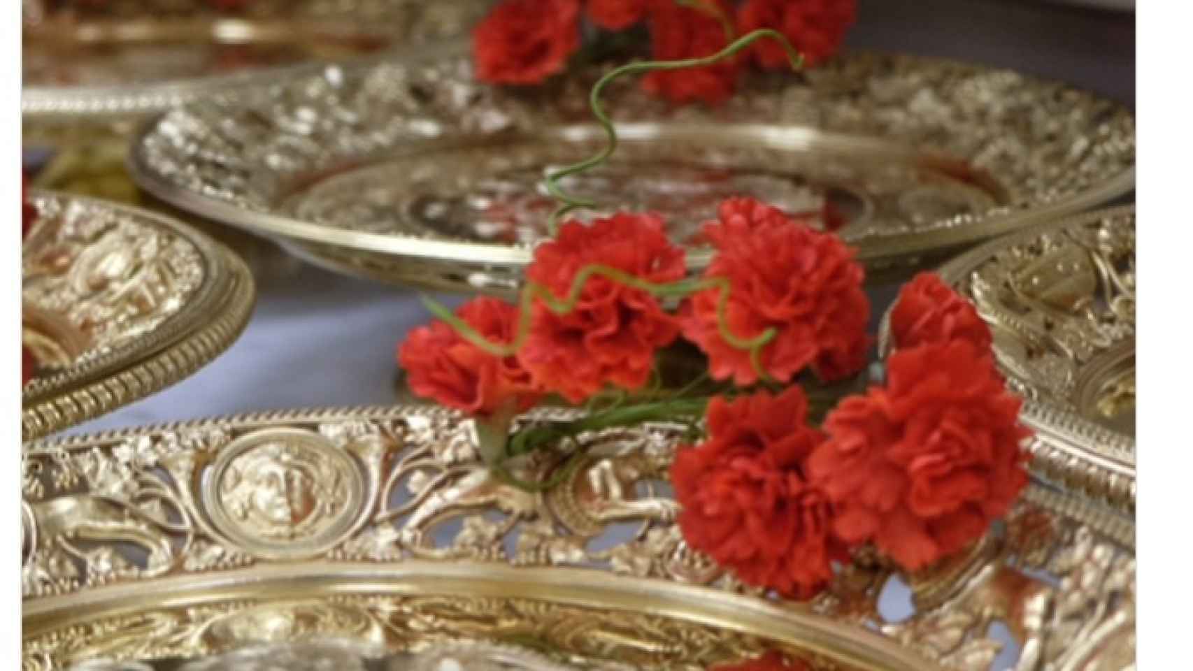 Los claveles colocados junto a los platos de oro del Salón de Baile de Buckingham Palace.