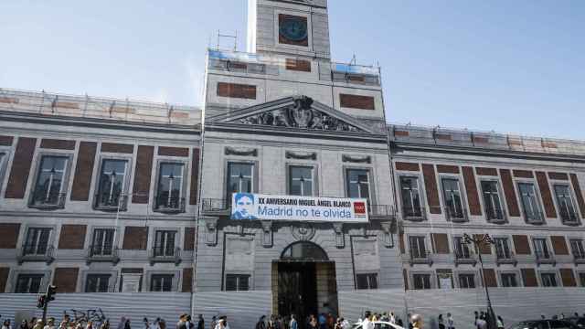 La sede del Gobierno  de Madrid puso una pancarta en recuerdo de Miguel Ángel Blanco
