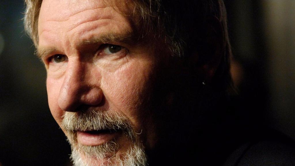 El actor Harrison Ford, con su inconfundible piercing en una entrega de premios. | Foto: GTRES.