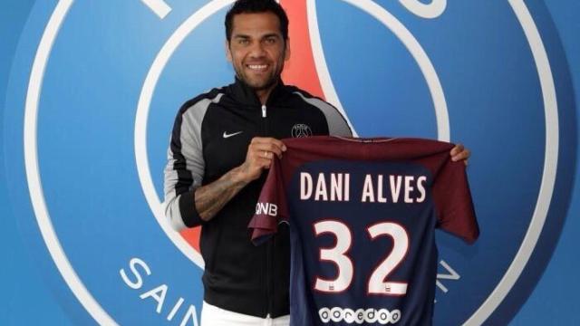 Dani Alves da plantón a Guardiola y ficha por el PSG