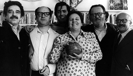 Carmen Balcells rodeada por Gabriel García Márquez, Jorge Edwards, Mario Vargas Llosa, José Donoso y Ricardo Muñoz Suay en 1974. Foto: Archivo Balcells