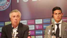 James, en rueda de prensa junto a Ancelotti. Foto fcbayern.com