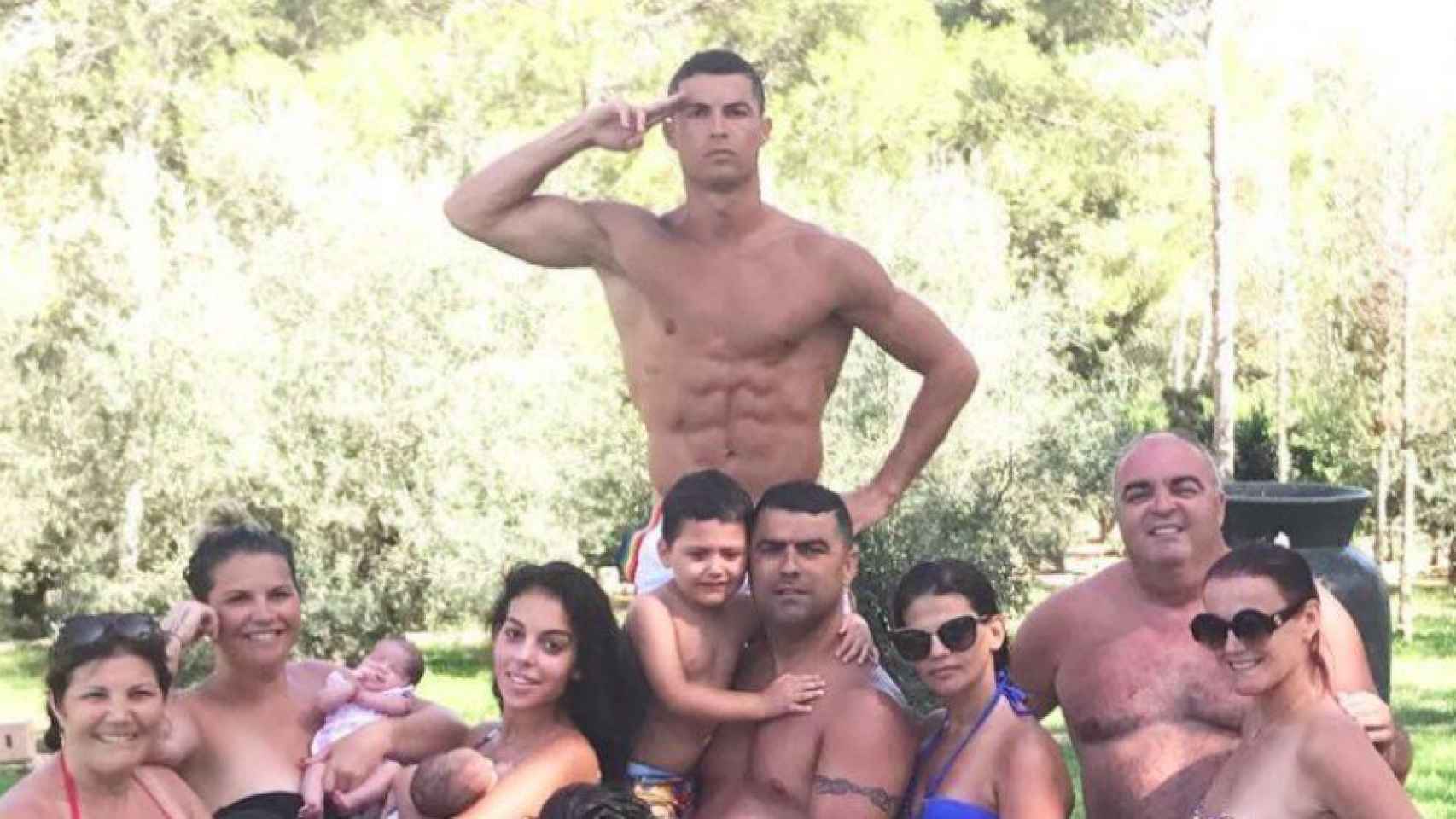 Cristiano posa junto a su familia de vacaciones. Foto: Instagram (@cristiano)