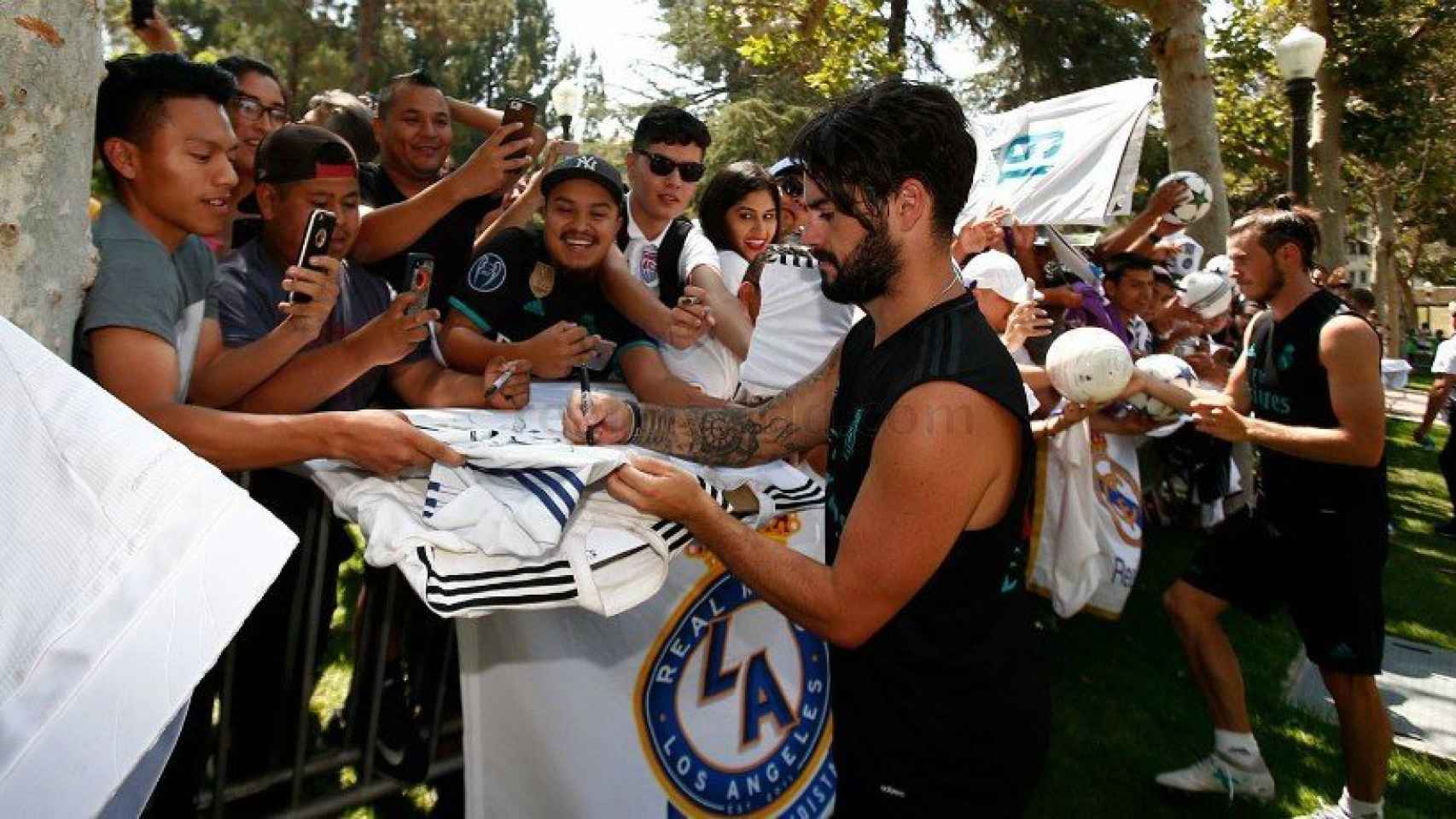 Isco y Bale firma autógrafos en UCLA