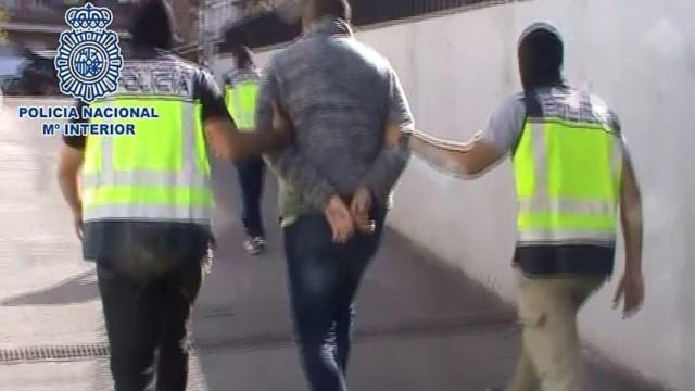 La Policía durante una detención a un yihadista.