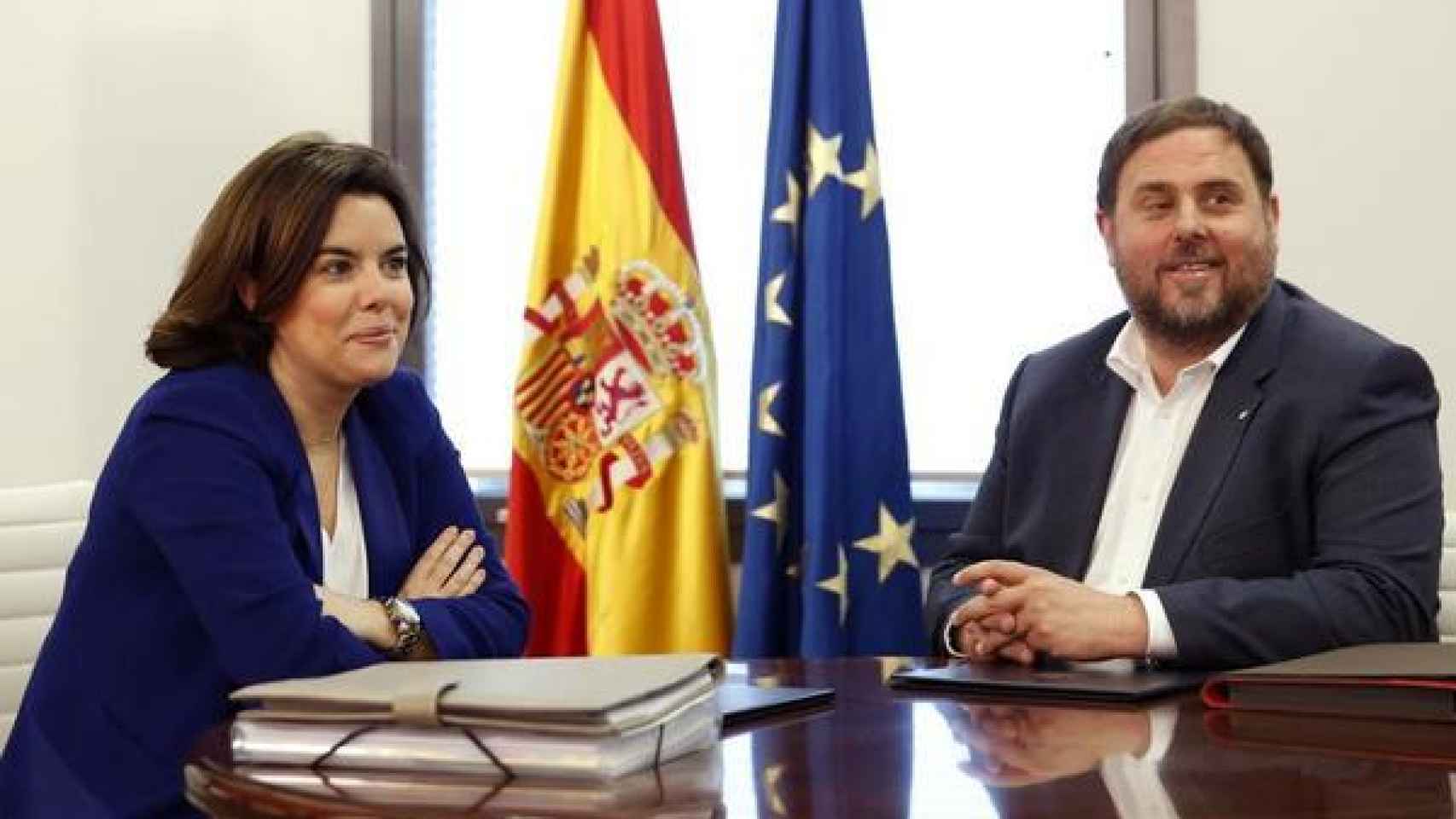 Soraya Sáenz de Santamaría junto con el vicepresidente de Cataluña, Oriol Junqueras.