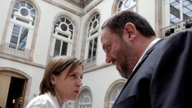 Oriol Junqueras conversa con la presidenta del Parlament, Carme Forcadell.