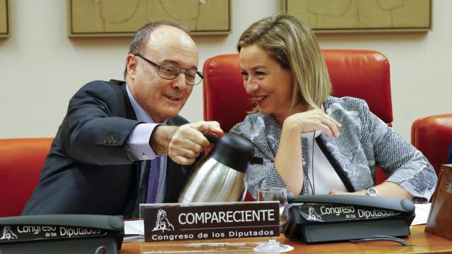 Luis María Linde junto a la portavoz de Coalición Canaria antes de su intervención