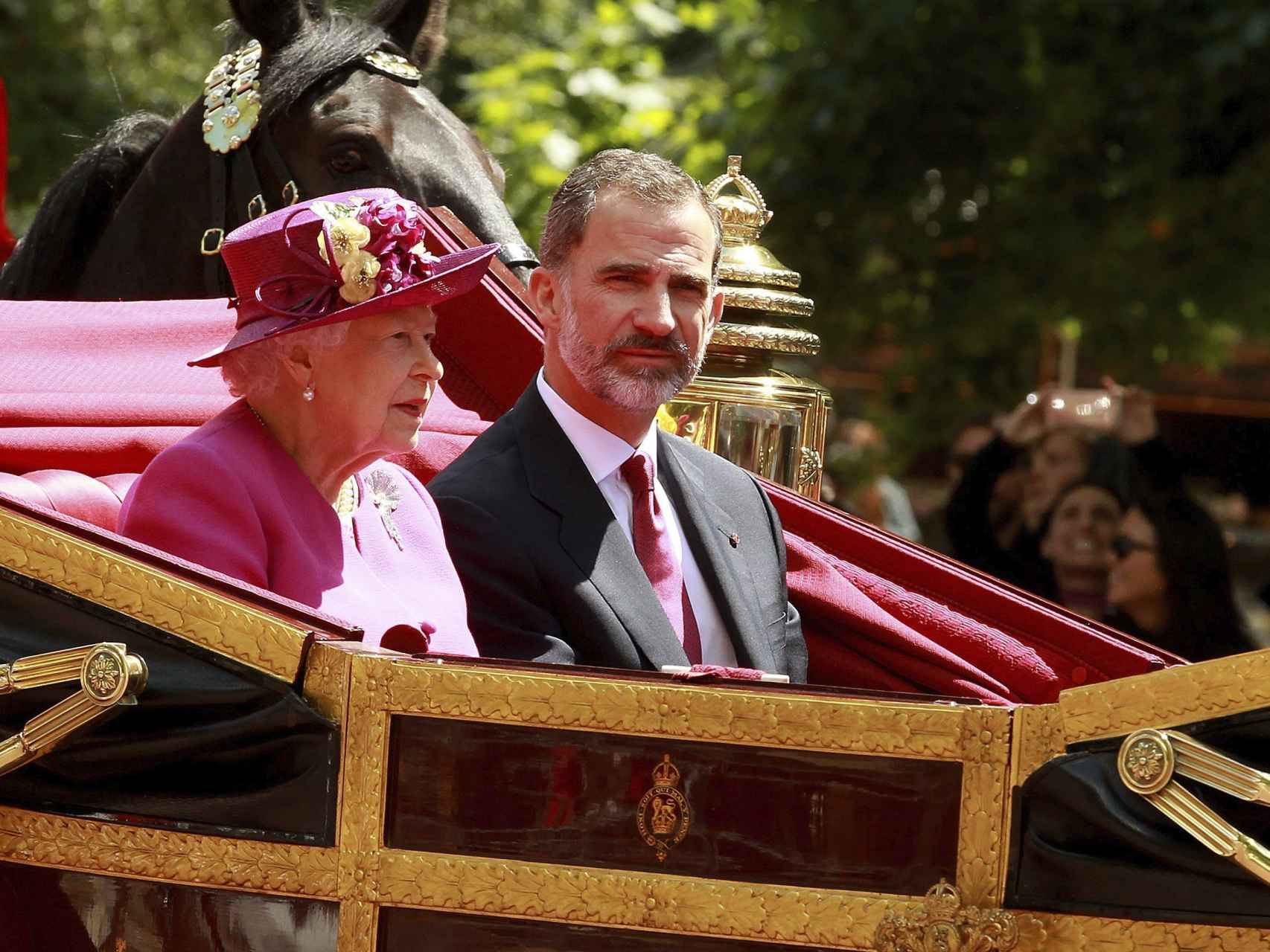 La reina Isabell II de Inglaterra y el rey Felipe VI de España durante la recepción de bienvenida.