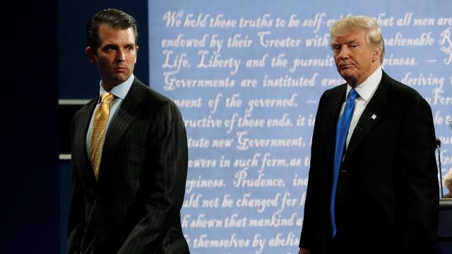 Donald Trump Jr. junto a su padre, después de un debate de campaña con Hillary Clinton.