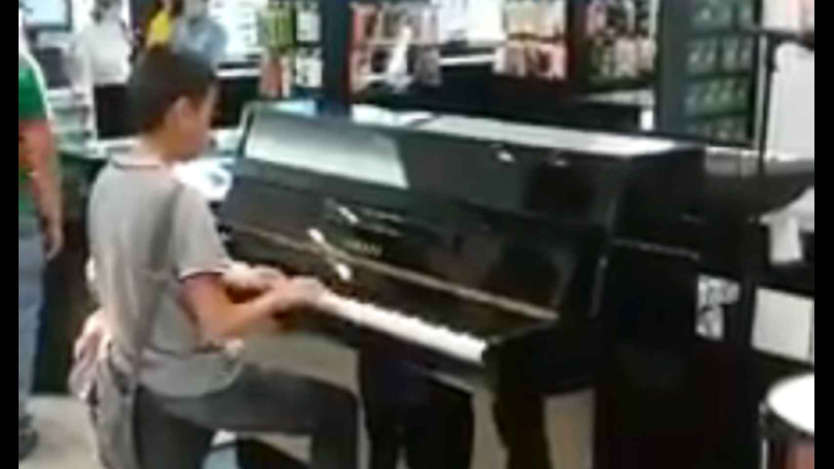 Gael tocando el piano