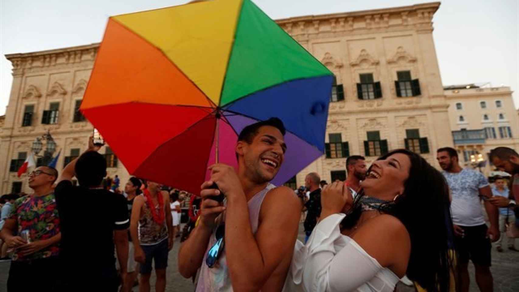 Dos personas celebran la aprobación de la reforma que permite el matrimonio homosexual en Malta.
