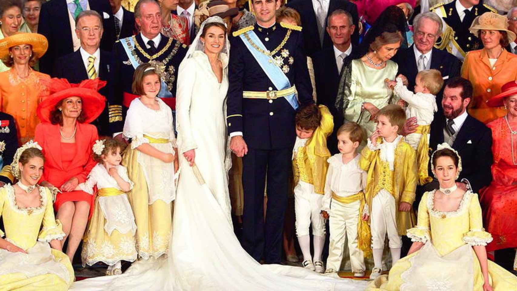 Miembros de la familia Ortiz y la Familia Real española con los sombreros de Ros.