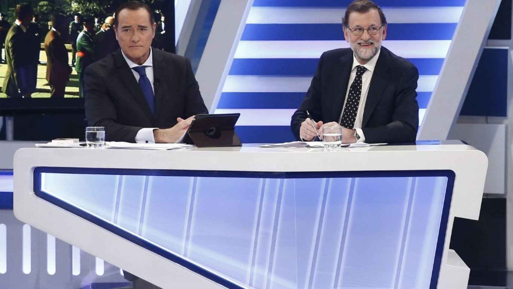 Antonio JIménez, presentador estrella de 13TV durante una entrevista con Mariano Rajoy.