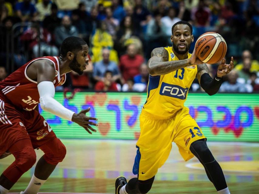 Sonny Weems en un partido con el Maccabi.