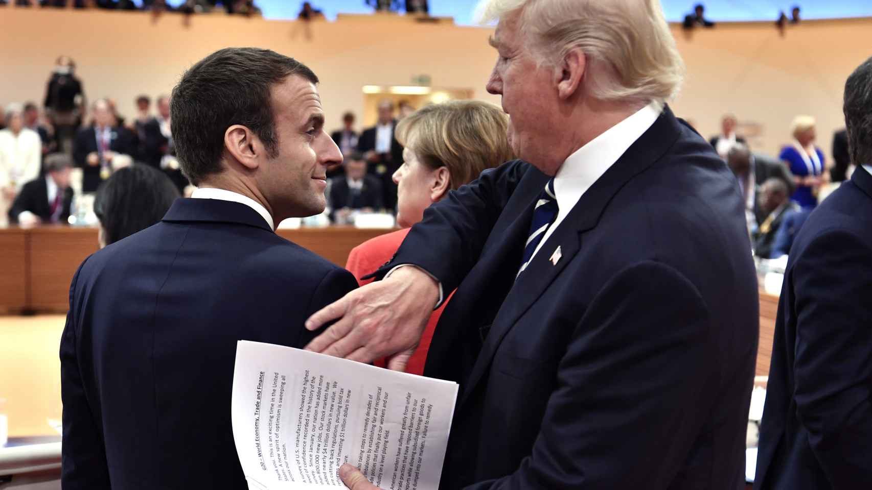 Trump le da una palmadita en la espalda a Macron.