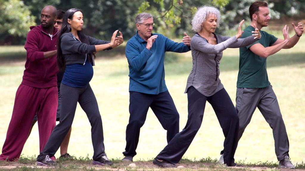 El actor Robert de Niro en el rodaje de la película El Becario, (2015).