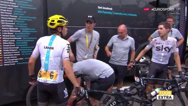 Mikel Landa en el momento en el que recibe la reprimenda de su equipo.