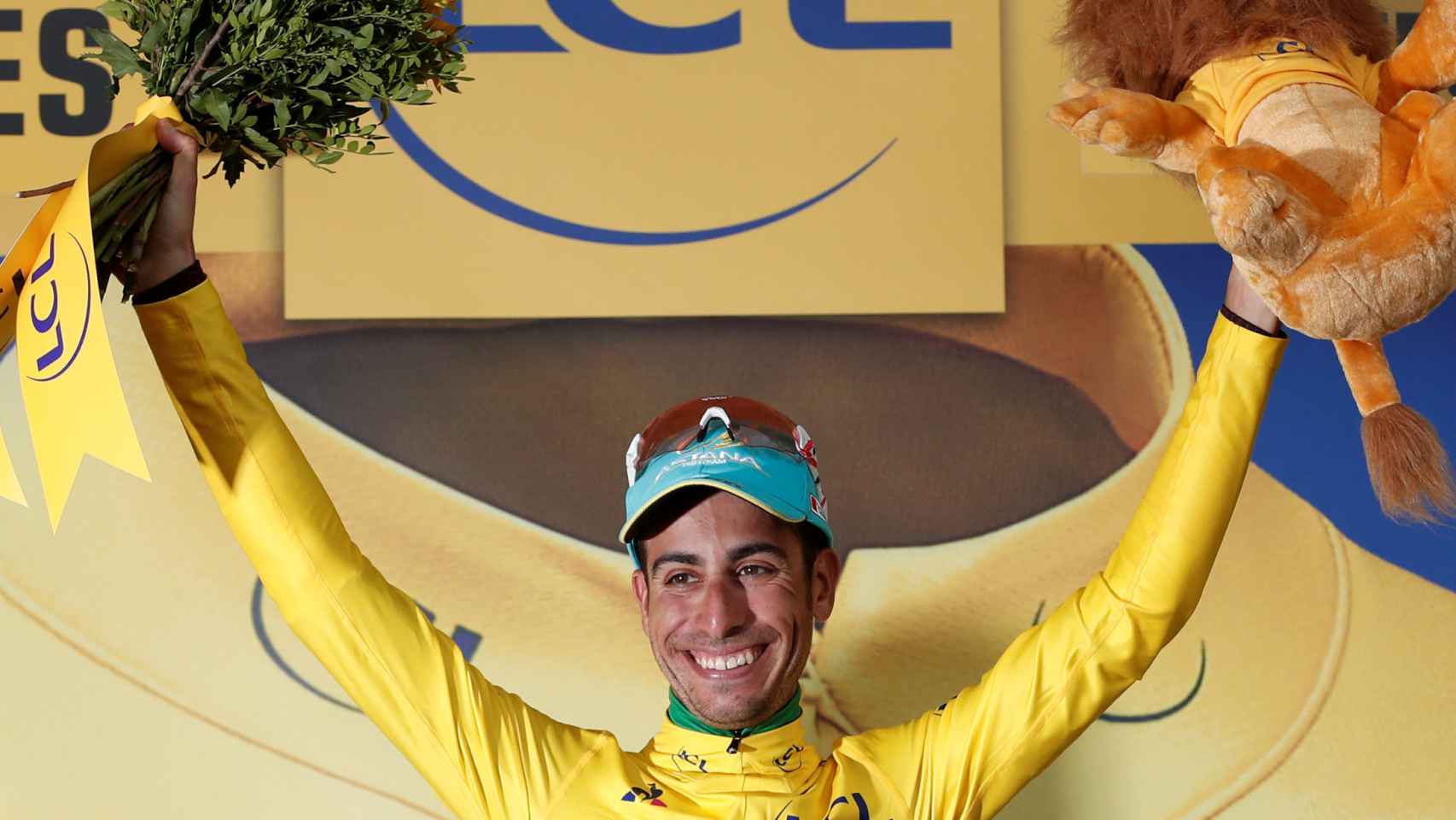 Fabio Aru, de amarillo, tras colocarse líder del Tour de Francia.