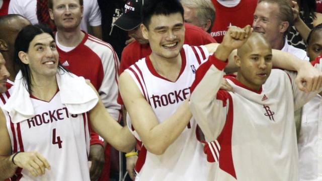 Luis Scola y Yao Ming cuando coincidieron en Houston.