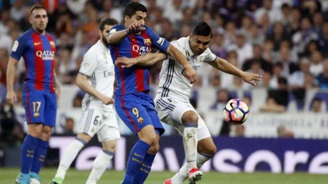 Casemiro disputa un balón ante Luis Suárez en el último Madrid - Barcelona.