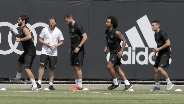 Isco Alarcón (i) y Marcelo (2-d) del Real Madrid entrenan en Los Ángeles.