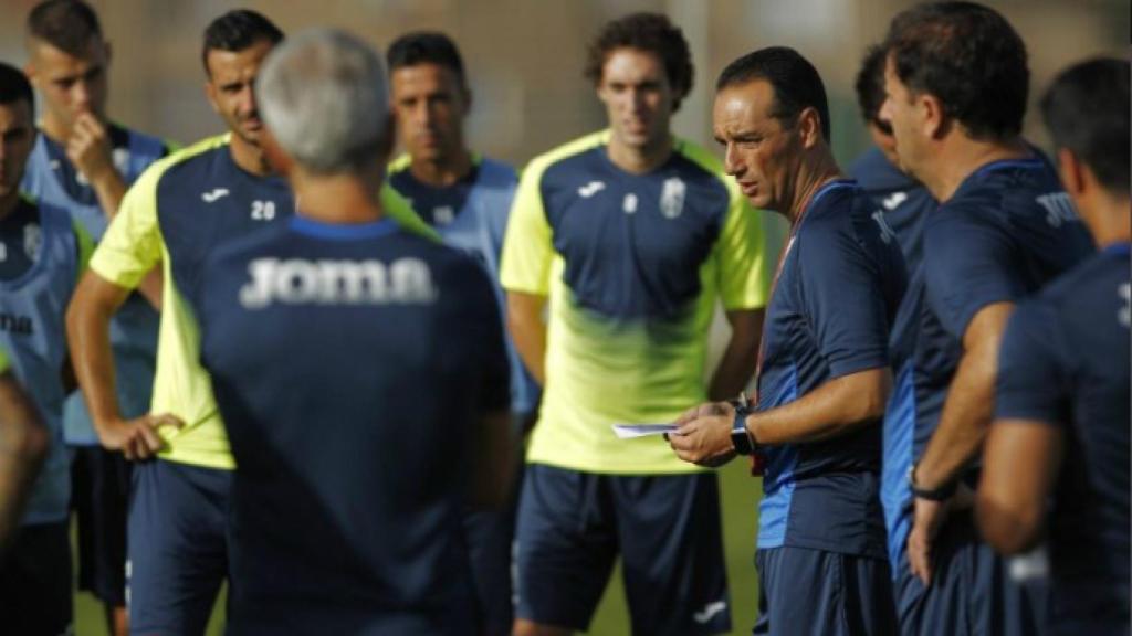 Rubén, a la izquierda, durante la charla de Oltra. Foto: Granada CF