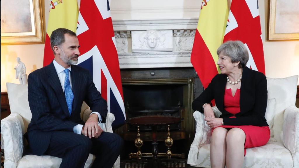 Felipe VI junto con May en el número 10 de Downing Street.