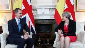 Felipe VI junto con May en el número 10 de Downing Street.