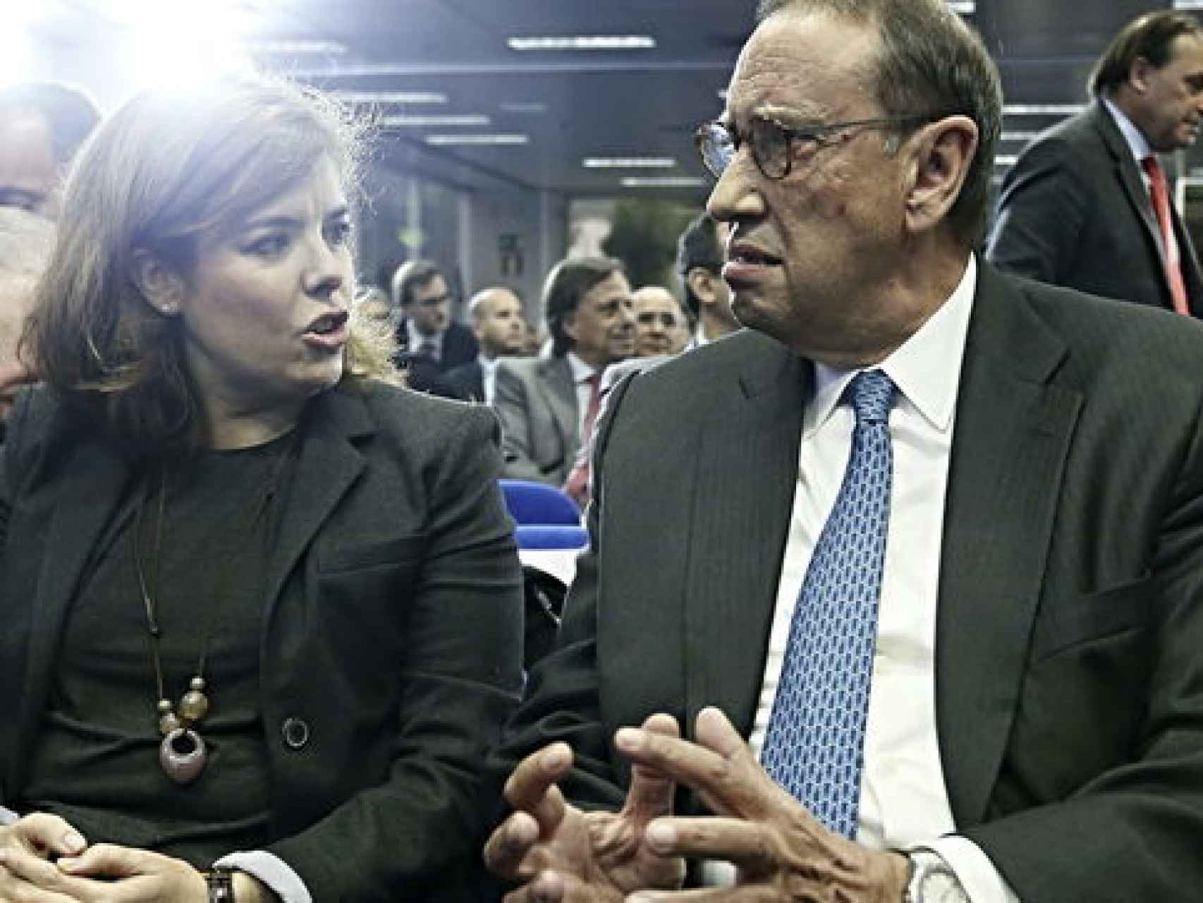 La vicepresidenta, Soraya Sáenz de Santamaría, junto al presidente de La Razón, Mauricio Casals.