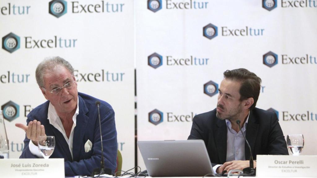 El vicepresidente de la Alianza para la Excelencia Turística, Exceltur, José Luis Zoreda (i), y el director de Estudios e Investigación, Óscar Perelli, en la presentación del informe.