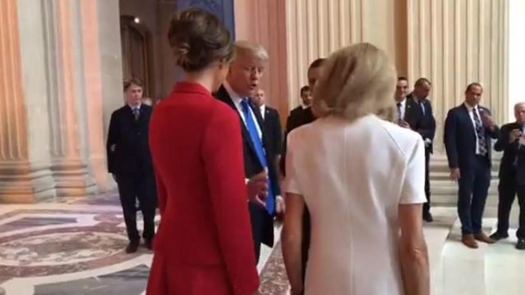 Trump hablando con la primera dama francesa.