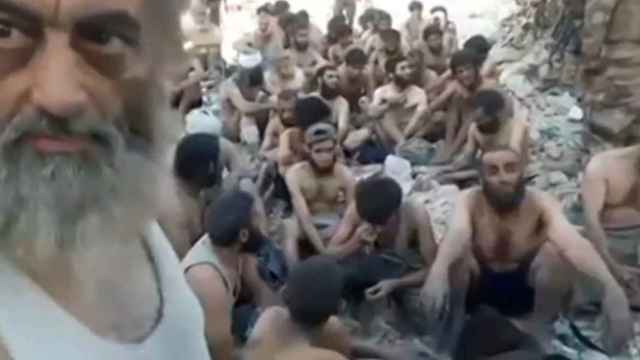 Una captura del vídeo con los yihadistas que se han entregado en la ciudad vieja de Mosul.