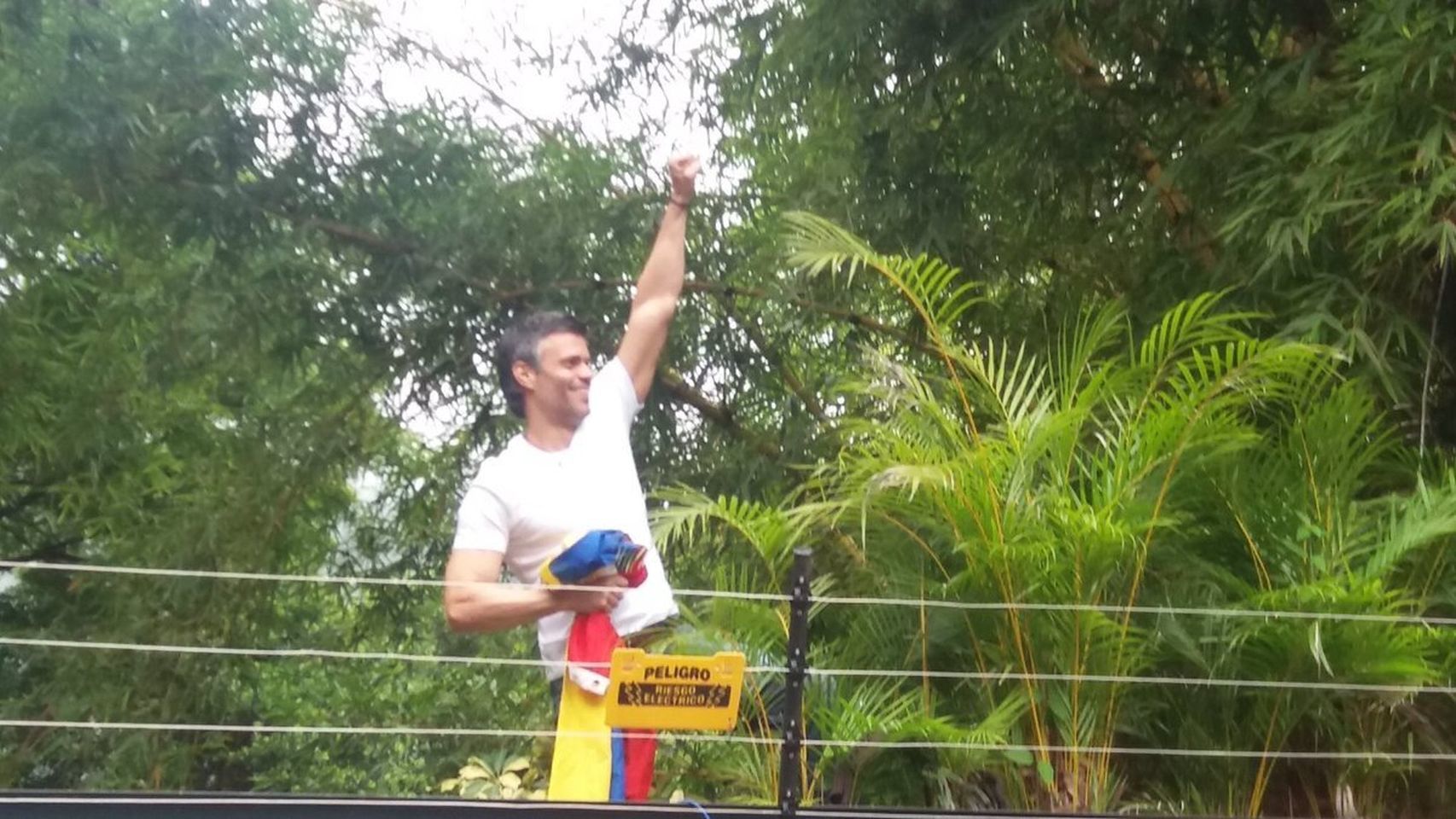 Leopoldo López se asomó a la valla de su domicilio a saludar a sus simpatizantes. Fuente: TV