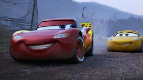 Fotograma de Cars 3 con los dos protagonistas.
