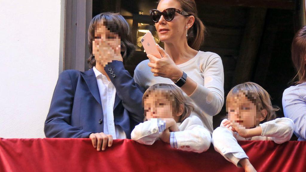 Mar Flores junto a sus hijos en la Semana Santa de Sevilla.