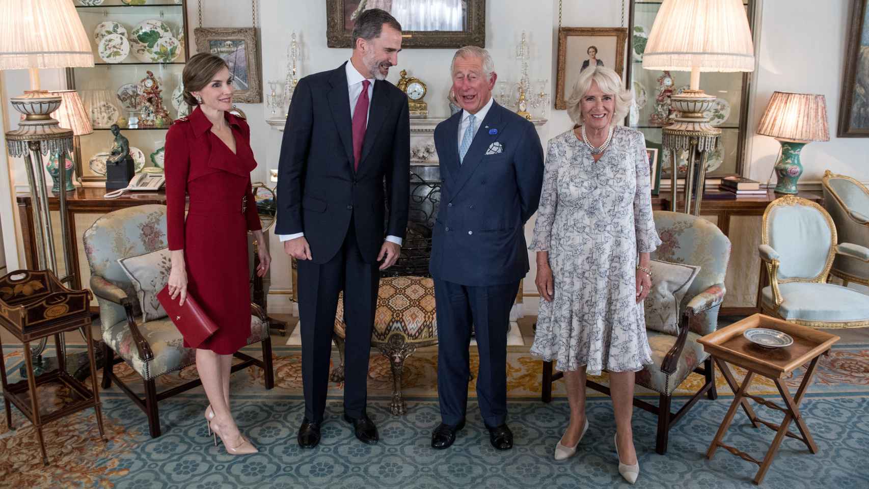 La reina eligió un vestido gabardina en color burdeos para su encuentro con con Carlos de Inglaterra y la duquesa de Cornualles.