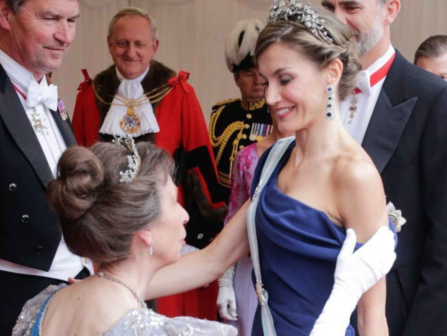 Ana Windsow (o Ana del Reino Unido), haciéndole una reverencia a la reina Letizia.