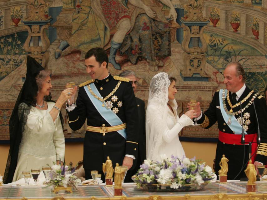 Los reyes eméritos, Juan Carlos y Sofía, brindando con los actuales reyes Felipe y Letizia.