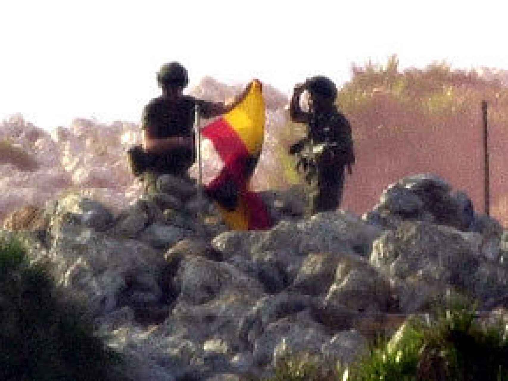 Soldados españoles quitando la bandera de Perejil.