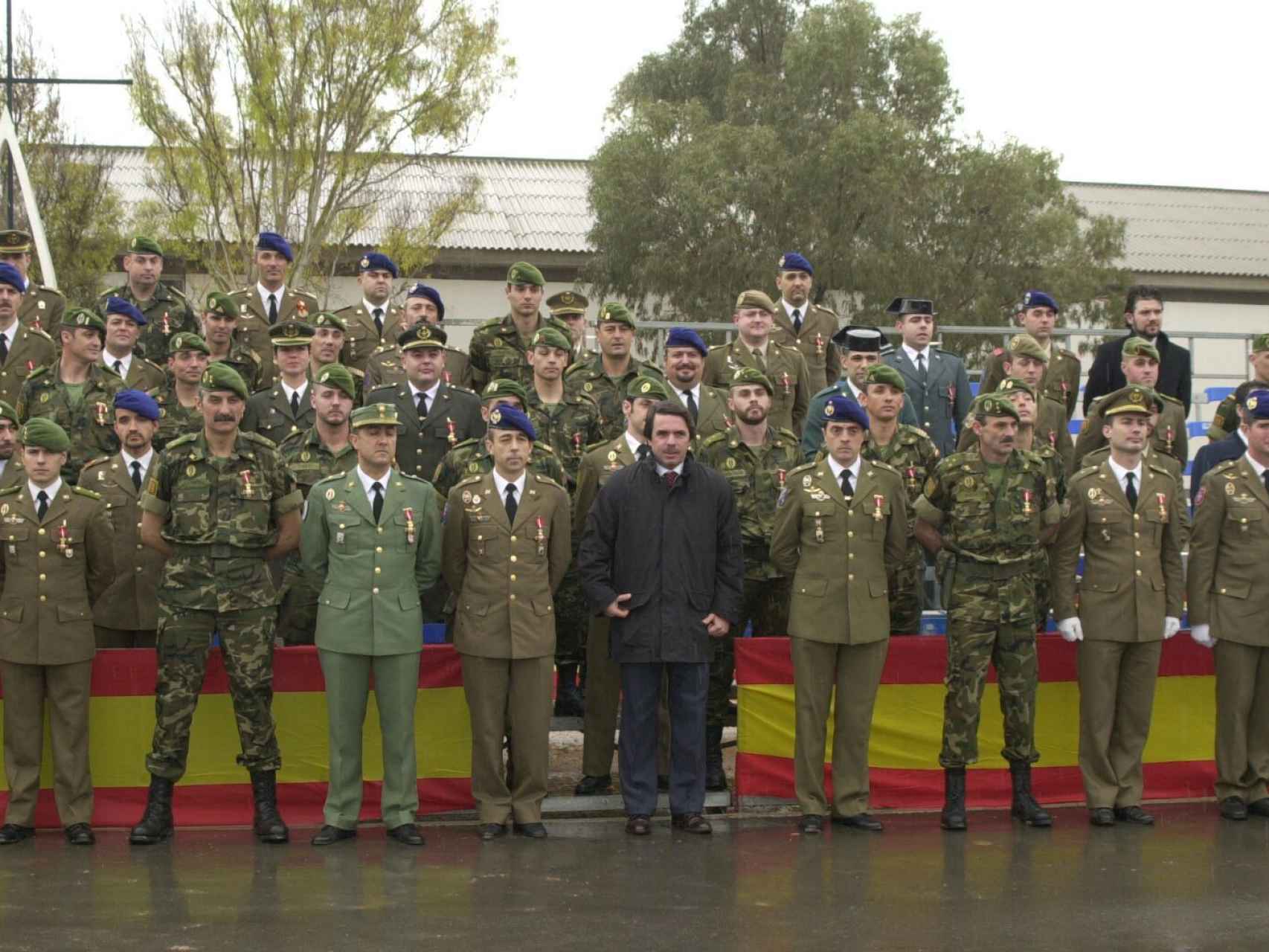 José María Aznar, con las tropas que participaron en la misión de Perejil.