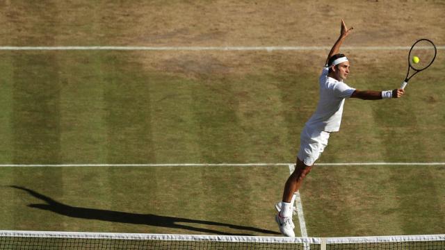 Federer, voleando ante Berdych.