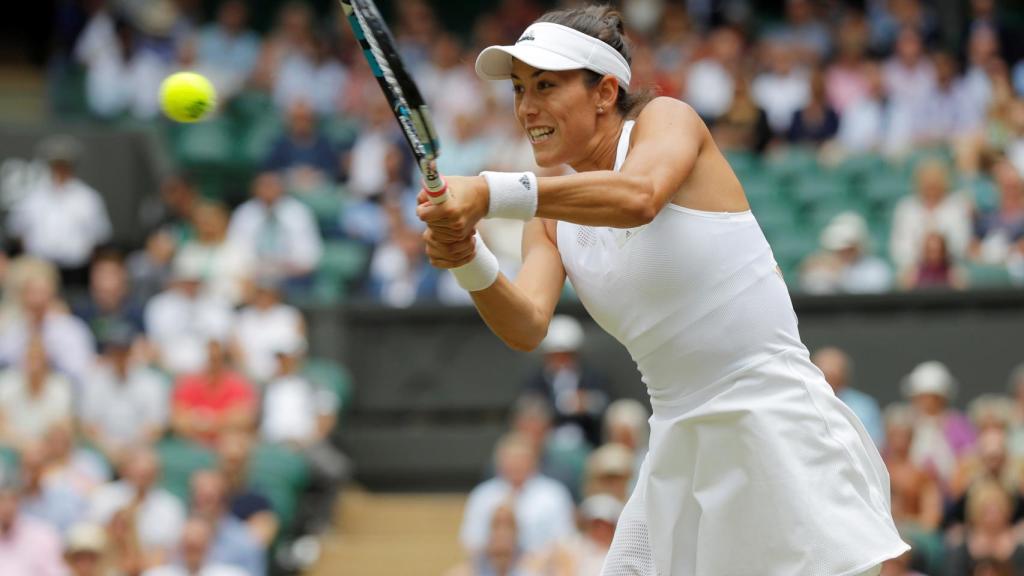 Muguruza, golpeando un revés ante Rybarikova en semifinales.